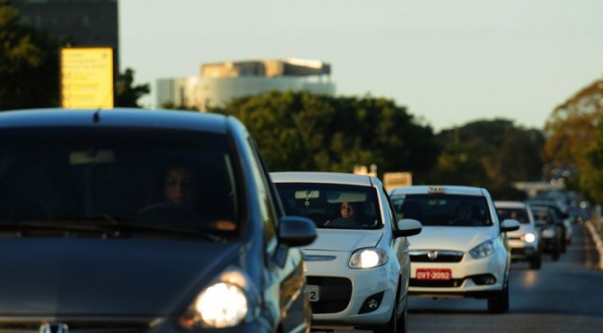 Deixar de ligar faróis de dia na pista vai dar multa a partir de sexta
