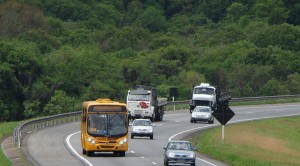 Deputado quer alterar lei que obriga uso de faróis durante o dia
