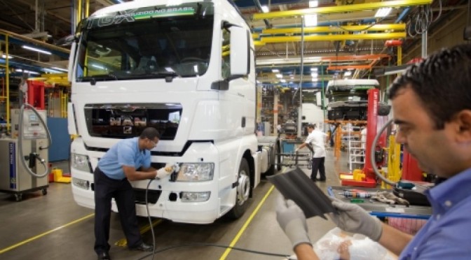 Produção de caminhões recua 24% no semestre