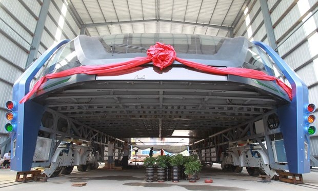 China faz teste com ônibus que passa por cima dos carros