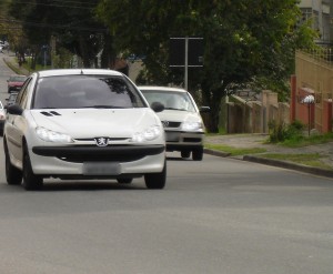 Teoria sugere que o uso do farol baixo durante o dia pode ser prejudicial à visão