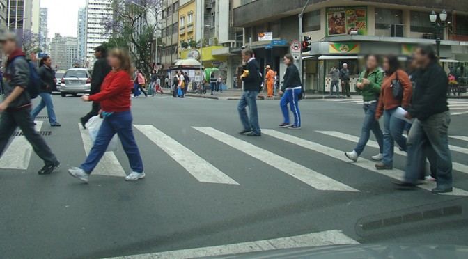 OMS sugere limite de velocidade de 50 km/h em vias urbanas