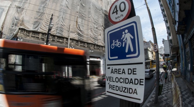 Redução de velocidade em vias urbanas é uma das saídas para poupar vidas no trânsito