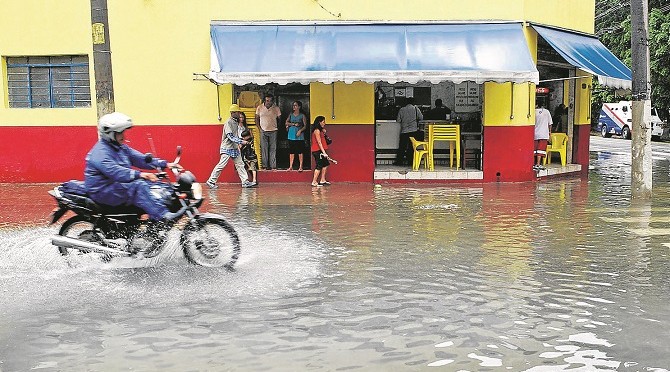 Confira dicas para andar de moto na chuva