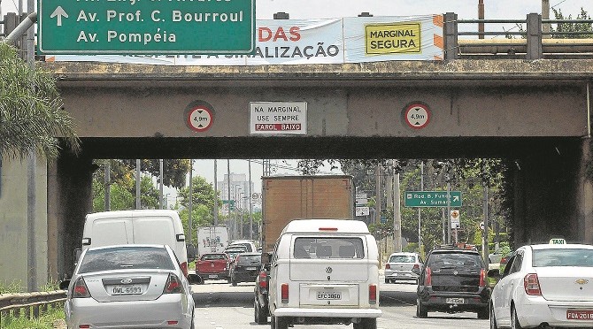 Farol baixo durante o dia não é obrigatório nas Marginais