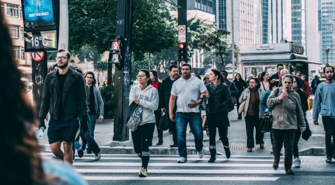 Vai a pé? Dicas para pedestres sobre segurança no trânsito