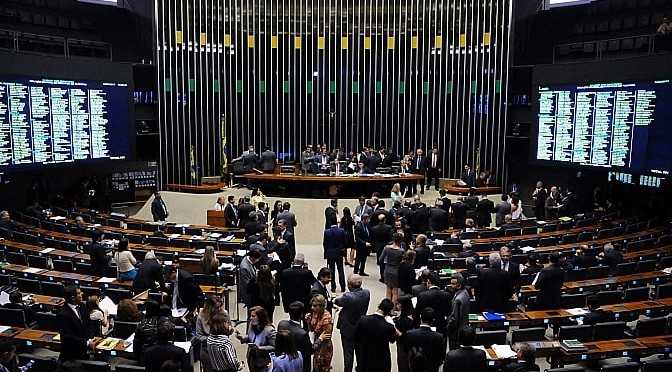 Câmara atribui a municípios regulamentação de aplicativos de transporte