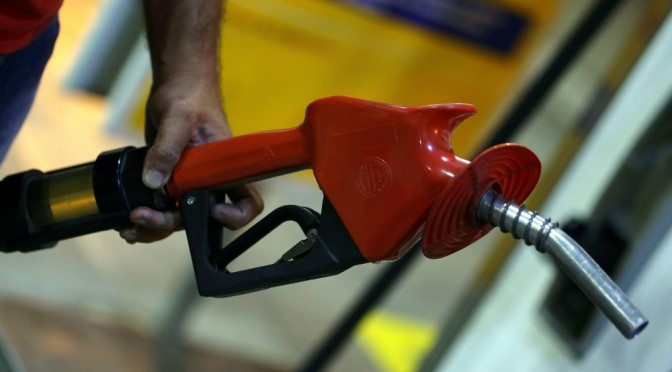 Preço da gasolina cai ao menor valor em 16 meses, aponta ANP
