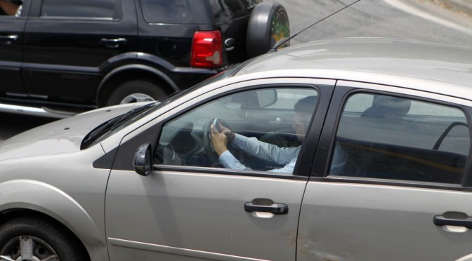 Motorista brasileiro pode dirigir por quase 125 metros sem olhar para a frente