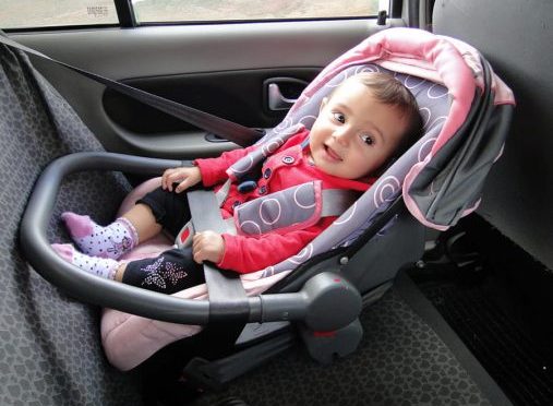 Deputado propõe dispensar veículos de aplicativo de transportar crianças em cadeirinha