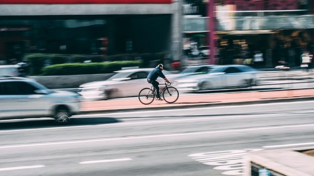 Número de internações hospitalares por acidentes entre ciclistas e outros veículos aumentou em 57% no Brasil