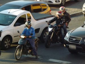 Carona na moto sem capacete: é permitido ou não?