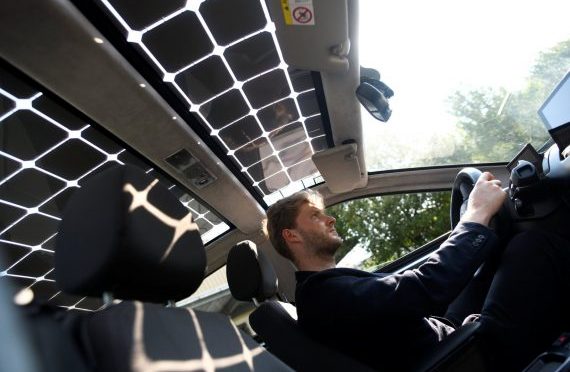 Carro elétrico movido a energia solar se recarrega enquanto anda