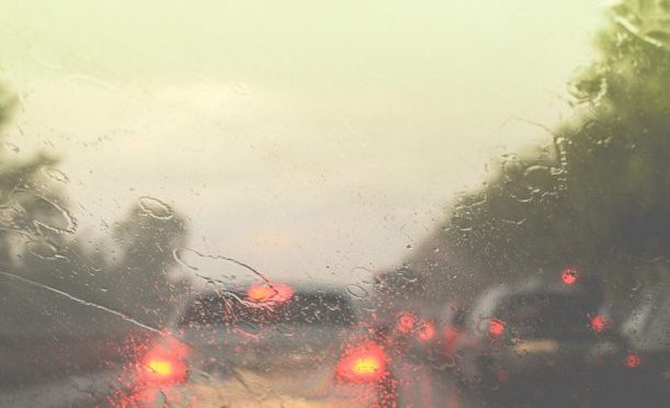 Chuva, alta velocidade e desgaste nos pneus são uma combinação perigosa