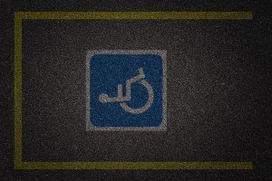 Comissão aprova multa multiplicada por cinco para quem estacionar em vaga de idoso ou deficiente