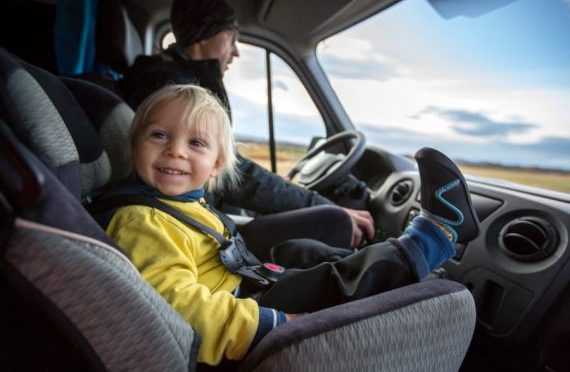 Como transportar crianças em veículos sem banco traseiro? Veja a resposta!