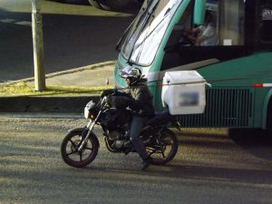 Descubra agora: moto pode ou não andar no corredor?