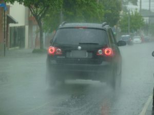 Detran alerta motoristas sobre cuidados no trânsito em dias chuvosos