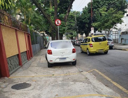 Estacionamento na calçada: infração e desrespeito