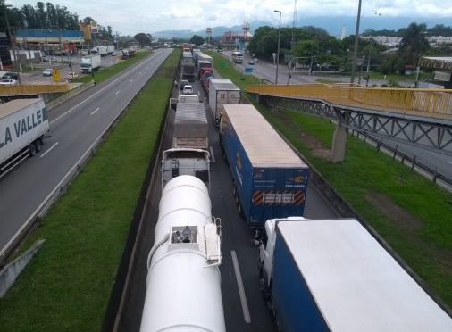 Limite mais duro para emissões em caminhões e ônibus valerá a partir de 2022