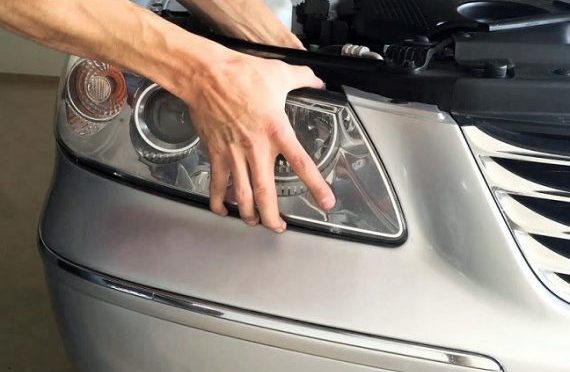 Manter a originalidade na troca de componentes dos faróis garante a mesma eficiência e evita problemas no sistema de iluminação do veículo