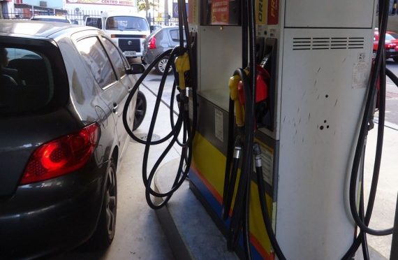 Preço médio da gasolina sobe e passa de R$ 4 por litro, diz ANP