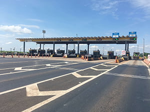 Motoristas também devem trafegar com segurança nas praças de pedágio para evitar acidentes