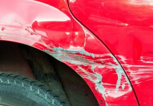 O que fazer se o carro for danificado em um estacionamento?
