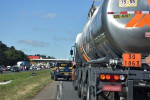 ​O que um motorista que transporta carga perigosa precisa saber?