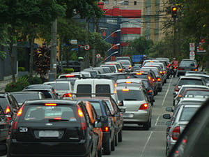 Mesmo com quarentena, 2 milhões de veículos voltam a circular em São Paulo e prefeitura estuda retomar rodízio