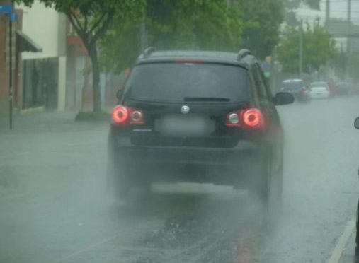 Dirigir em pista molhada requer atenção redobrada
