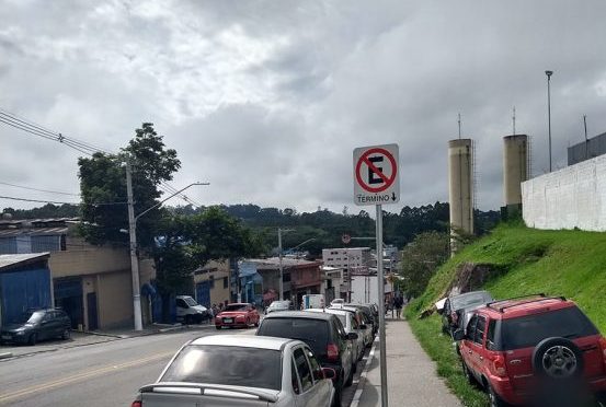 Placa de proibido estacionar: significa que não é permitido estacionar antes ou depois dela?
