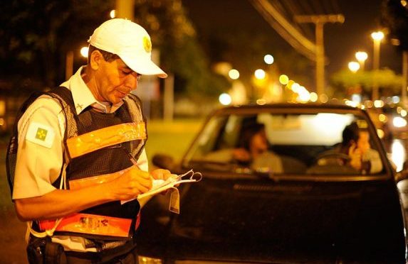 PLS estabelece que multa de trânsito por infração leve seja convertida em advertência
