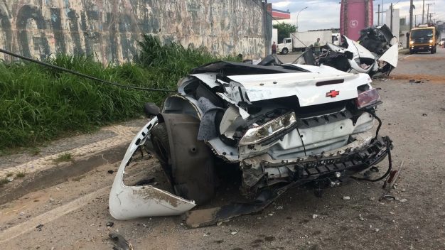 Por que um carro se parte ao meio? Velocidade e tipo de batida podem explicar