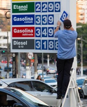 Preço da gasolina termina a semana em leve alta, diz ANP