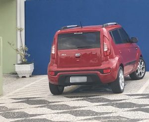 Projeto quer tornar crime estacionar em vaga de idoso ou pessoa com deficiência