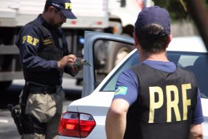 Sistema da PRF alerta sobre carros roubados e furtados
