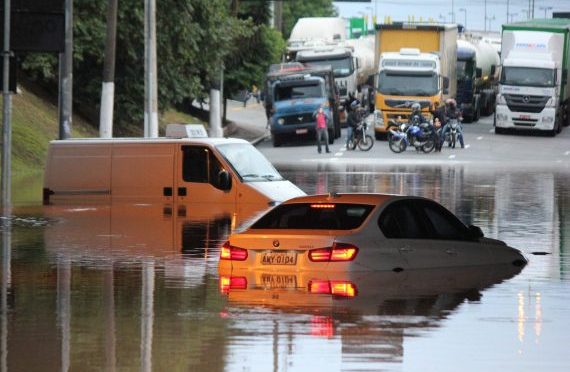 Teve o carro atingido por uma enchente? Saiba o que fazer
