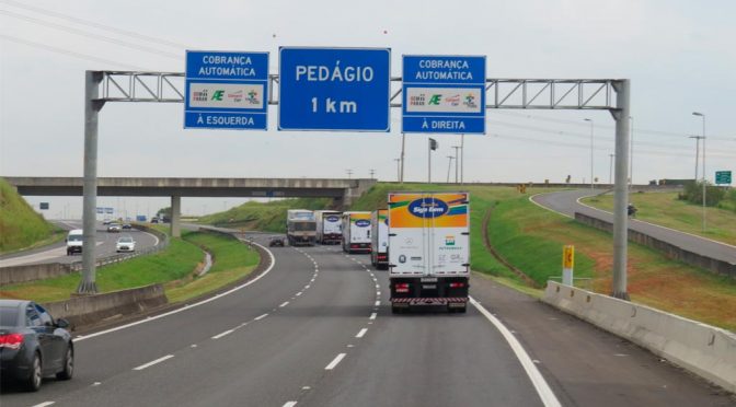 Governo de SP vai entregar a caminhoneiros adesivos eletrônicos para pagamento automático de pedágios