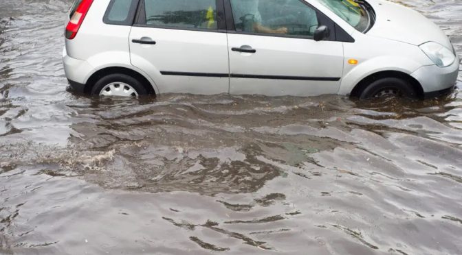 Descubra como e quando ligar o carro depois de uma enchente