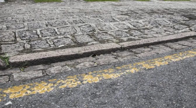 Estacionar em guia rebaixada quando não há entrada ou saída de veículos é infração?