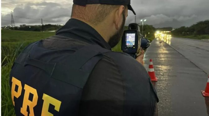 Excesso de velocidade e ultrapassagens proibidas somam metade das infrações registradas no Brasil